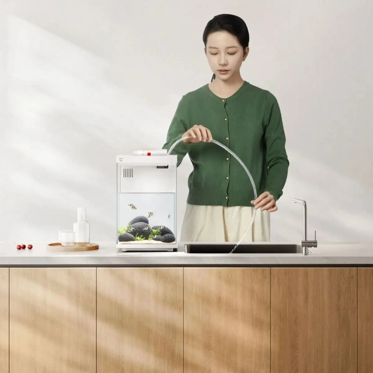 Xiaomi Mijia Smart Desktop Aquarium 10L with clear glass, app-controlled feeding system, and integrated filtration for aquatic health